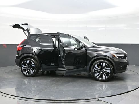 Used 2025 Volvo XC40 B5 Plus image 38