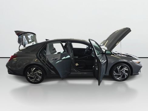 Used 2025 Hyundai Elantra SEL FWD image 9