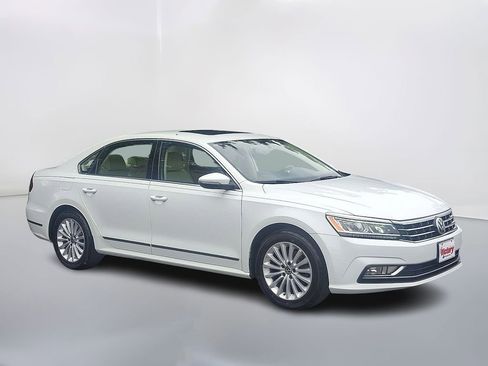 Used 2017 Volkswagen Passat 1.8T SE w/ SE Lighting Package image 1