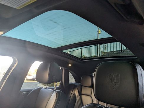 Certified 2025 Porsche Macan AWD/4WD image 28
