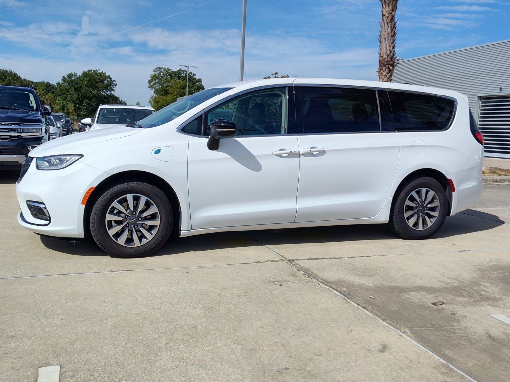 Used 2024 Chrysler Pacifica Limited FWD image 3