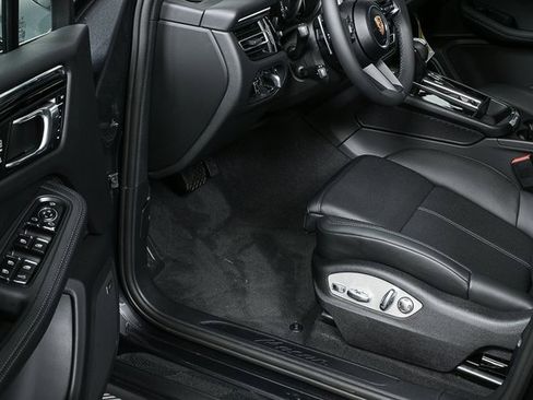 Certified 2025 Porsche Macan AWD image 8