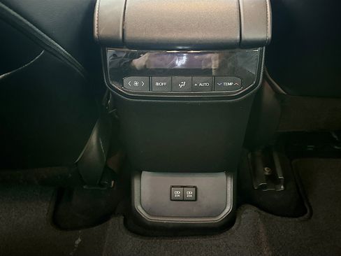 Used 2021 Toyota Highlander XLE image 29