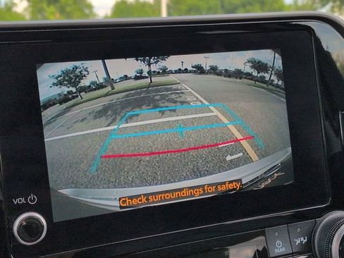 Used 2023 Toyota Highlander XLE FWD image 21