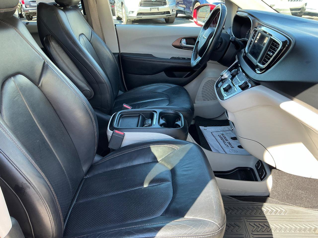 Used 2018 Chrysler Pacifica Touring-L w/ Tire & Wheel Group FWD image 12