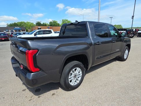 Used 2025 Toyota Tundra SR5 w/ SR5 Premium Package AWD/4WD image 9