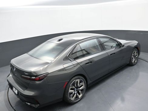 Used 2023 BMW 760i xDrive w/ Executive Package image 39