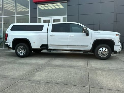 Used 2024 Chevrolet Silverado 3500 High Country w/ High Country Premium Package AWD/4WD image 2