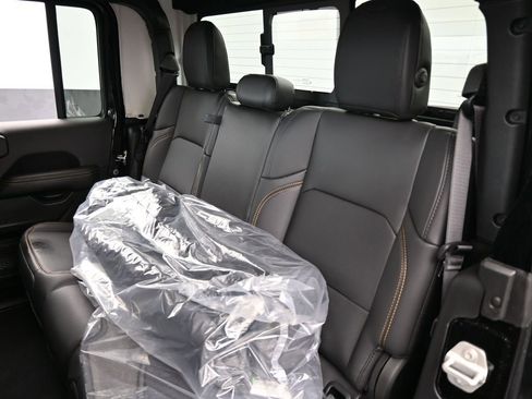 Used 2024 Jeep Gladiator Sport w/ Premium Package image 34