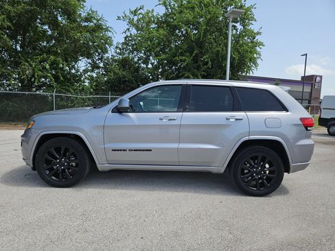 Used 2018 Jeep Grand Cherokee Altitude RWD image 6