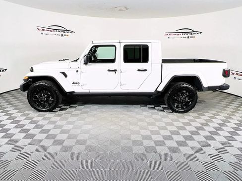 Used 2024 Jeep Gladiator Sport AWD/4WD image 5