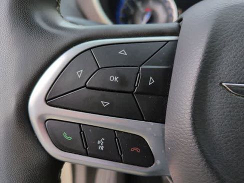 Used 2022 Chrysler Pacifica Touring-L FWD image 22