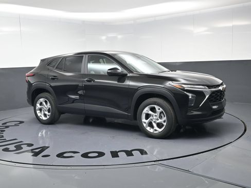 Used 2026 Chevrolet Trax LS w/ LS Convenience Package FWD image 2