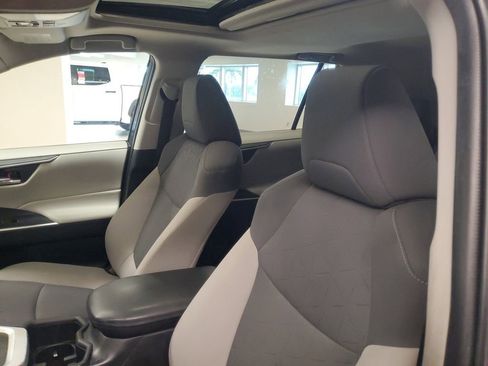 Used 2022 Toyota RAV4 XLE w/ Convenience Package image 18