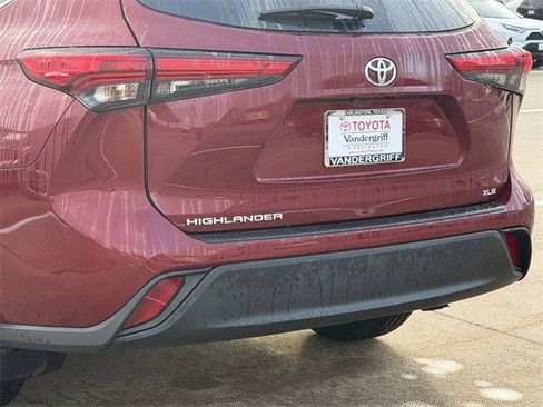 Certified 2023 Toyota Highlander XLE image 6