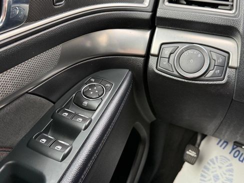 Used 2018 Ford Explorer XLT w/ XLT Appearance Package image 21