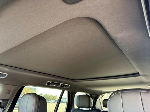 New 2025 Land Rover Range Rover Long Wheelbase SE image 21