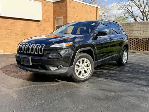 Used 2018 Jeep Cherokee Latitude Plus w/ Cold Weather Group AWD/4WD image 2