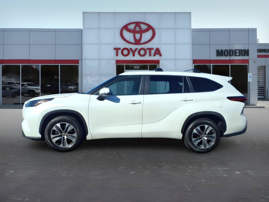Used 2023 Toyota Highlander XLE FWD image 2