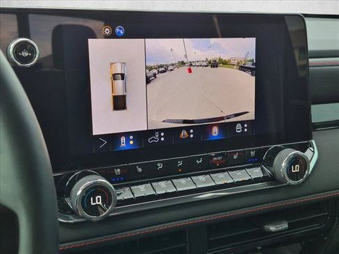 Used 2025 Chevrolet Colorado Z71 w/ Technology Package AWD/4WD image 13