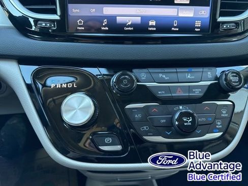 Used 2024 Chrysler Pacifica Touring-L FWD image 23