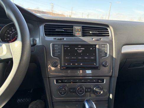 Used 2016 Volkswagen e-Golf SE w/ DC Fast Charging Package image 26