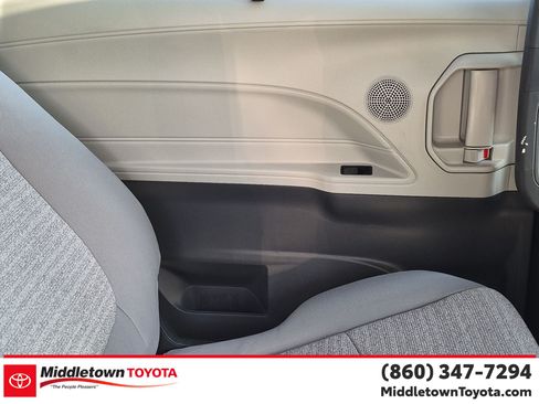 Used 2022 Toyota Sienna LE AWD/4WD image 27