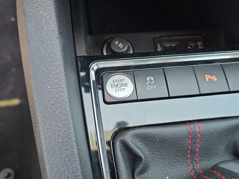 Used 2017 Volkswagen Jetta GLI FWD image 27