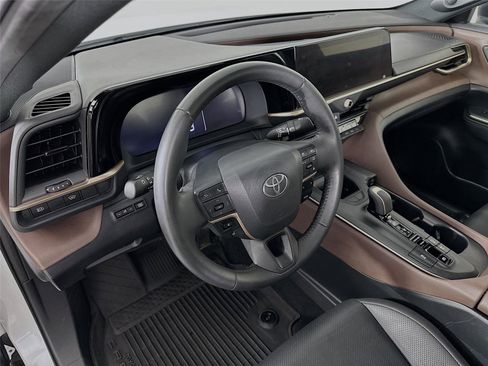 Certified 2023 Toyota Crown Limited image 24