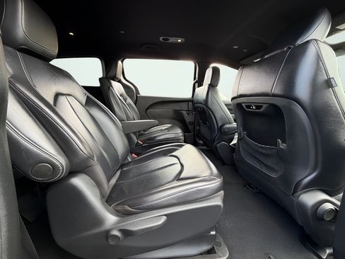 Used 2022 Chrysler Pacifica Touring-L w/ S Appearance Package FWD image 25