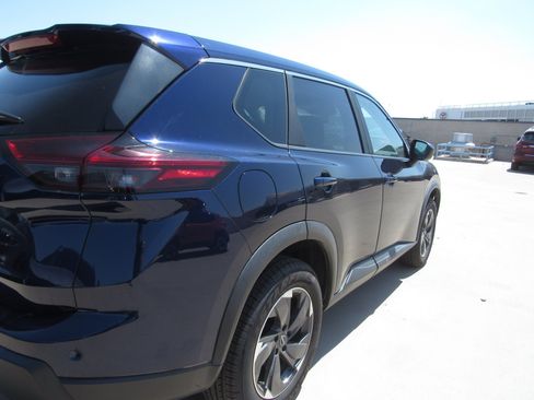 Used 2025 Nissan Rogue SV FWD image 3