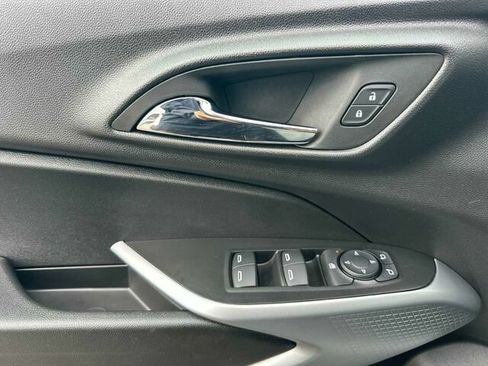 Used 2025 Chevrolet Trax RS w/ Sunroof Package FWD image 11