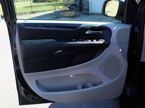 Used 2016 Dodge Grand Caravan SXT image 11