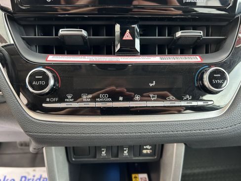 Certified 2022 Toyota Corolla Cross XLE image 28