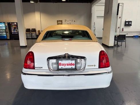 Used 2000 Lincoln Town Car Executive RWD image 22