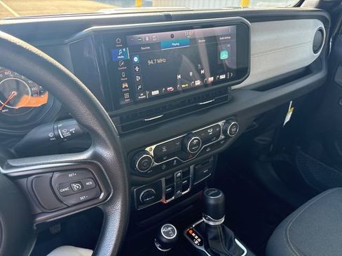 Used 2024 Jeep Gladiator Sport image 17