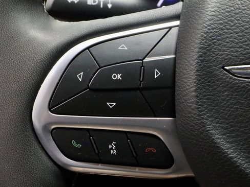 Used 2025 Chrysler Pacifica Select FWD image 27