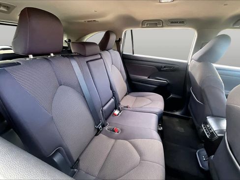 Used 2023 Toyota Highlander L FWD image 19