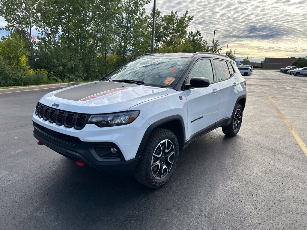 Used 2025 Jeep Compass Trailhawk w/ Trailhawk Convenience Group AWD/4WD image 7