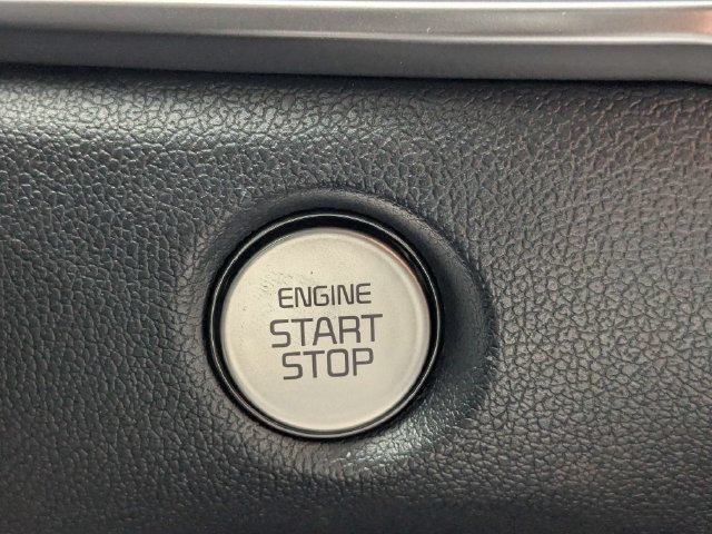 Used 2025 Kia Sorento LX FWD image 29