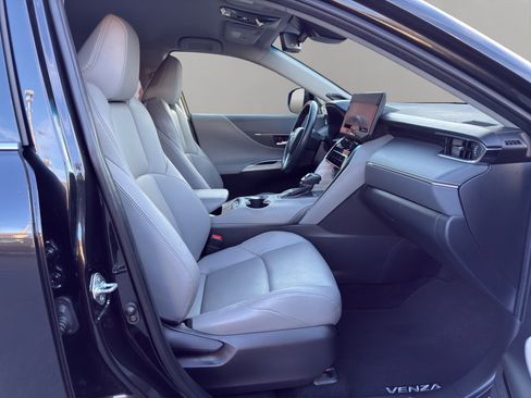 Used 2022 Toyota Venza XLE image 18