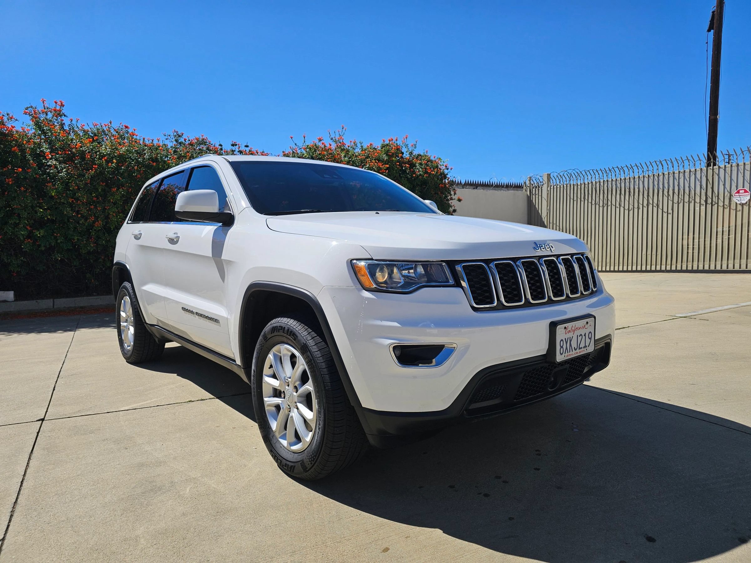 Used 2021 Jeep Grand Cherokee Laredo AWD/4WD image 3