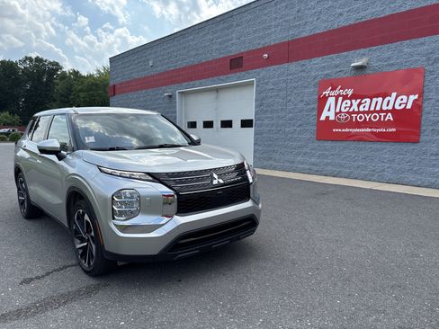 Used 2022 Mitsubishi Outlander ES AWD/4WD image 1