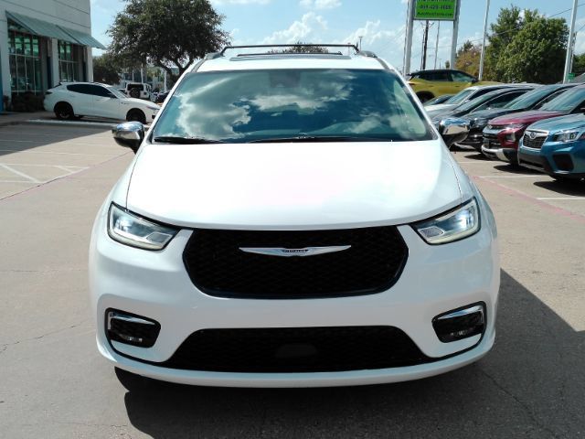 Used 2023 Chrysler Pacifica Limited FWD image 3