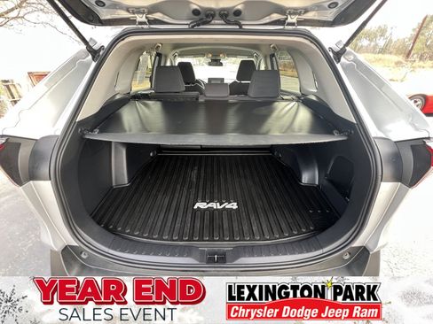 Used 2019 Toyota RAV4 LE image 9