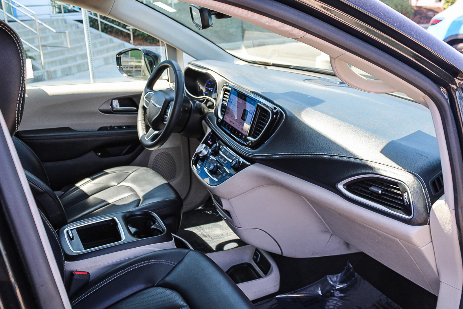 Used 2024 Chrysler Pacifica Limited FWD image 18
