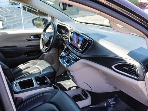 Used 2024 Chrysler Pacifica Limited FWD image 18
