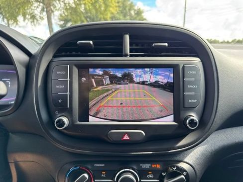 Used 2025 Kia Soul LX w/ LX Technology Package FWD image 30