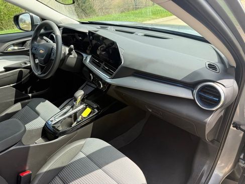 Used 2025 Chevrolet Trax LT FWD image 22