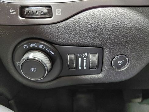 Used 2022 Jeep Cherokee Limited AWD/4WD image 37